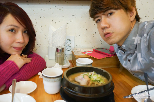 【韓國首爾】土俗村蔘雞湯，整隻雞入人蔘湯鍋的美味。